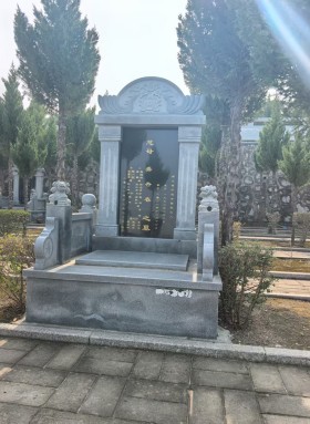 龙寿山墓碑展示